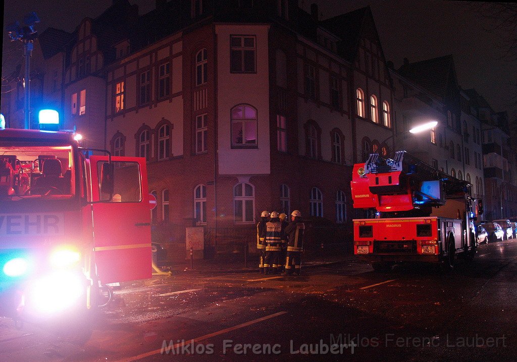 Feuer 3 Dachstuhlbrand Koeln Muelheim Gluecksburgstr P256.JPG